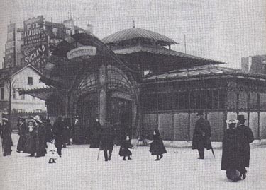 Grand pavillon de forme de pagode à la station Bastille, démoli