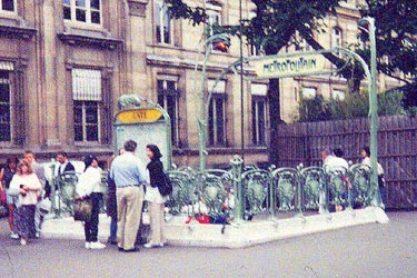 Entourage à la station Cité