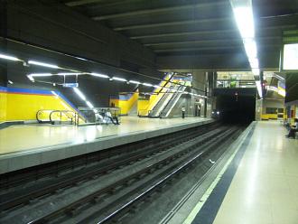 Canal - Line 2 platform