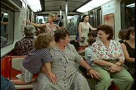 Laura Cadieux (Ginette Reno) et Mme Therrien (Pierrette Robitaille) jasent à bord d'un train dans C't'à ton tour, Laura Cadieux