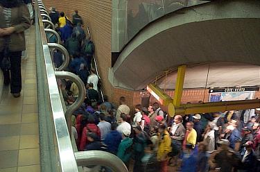 Human traffic jam in the stairways toward the bridge