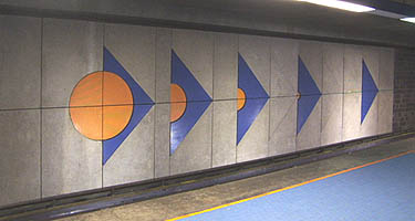 Mural by Gilbert Sauv&eacute; on the blue line platform