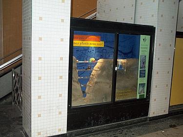Display cases for artifacts from the Pointe-&agrave;-Calli&egrave;re museum