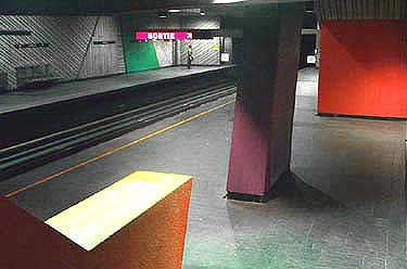 Formes murales sculptées dans un puits d'escalier depuis le quai Angrignon