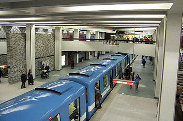 Survol des quais et de la mezzanine à partir de la passerelle