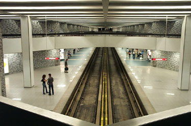 Survol des quais depuis la mezzanine 