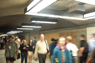 Vue du couloir vers la mezzanine est, avec des murs temporaires cachant l'accès au nouveau quai