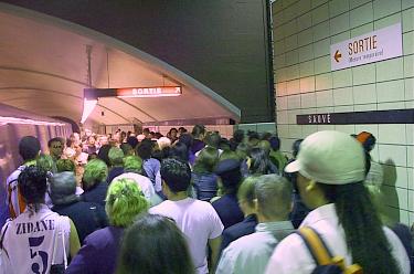 Foule dense sur le quai à Sauvé