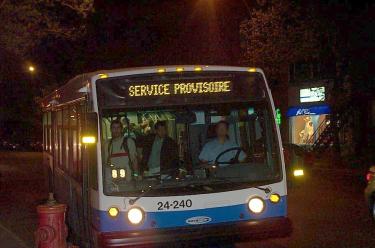 Un autobus assure le service provisoire sur la rue Saint-Denis