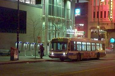 Un autobus assure le service provisoire à la station Berri-UQAM