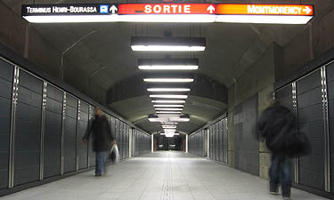 Couloir reliant la mezzanine est aux quais