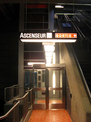 Elevator between the entrance and the mezzanine