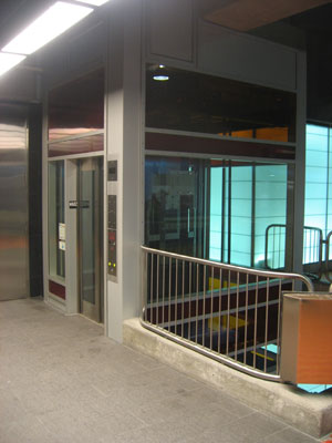 Elevator between the upper platform and the lower platform