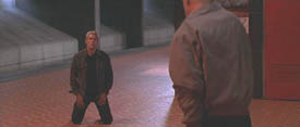 The Jackal (Bruce Willis) holds Declan Mulqueen (Richard Gere) at gunpoint in The Jackal