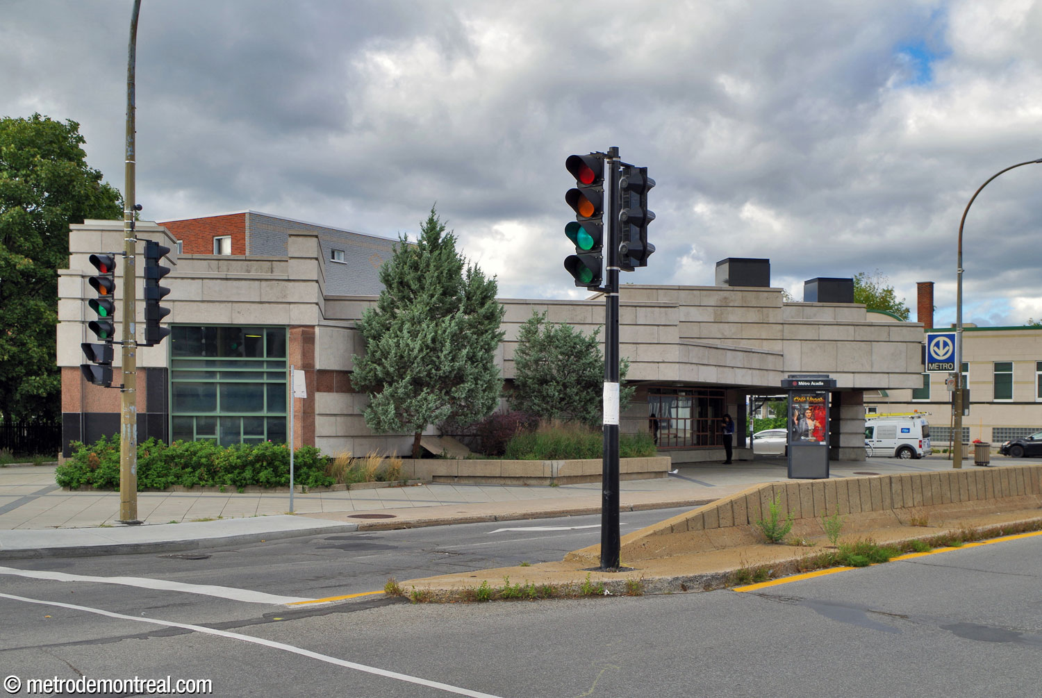 Side view of the Beaumont headhouse. The pale grey limestone panelling is striped with red and black granite trim. The windows at left illuminate the light shaft above the intersection with the passage between the headhouses.