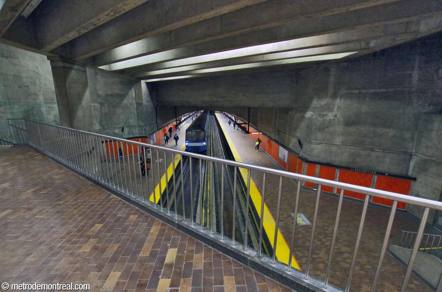 Le parapet de la mezzanine traverse les quais de façon oblique et donne sur le grand volume.