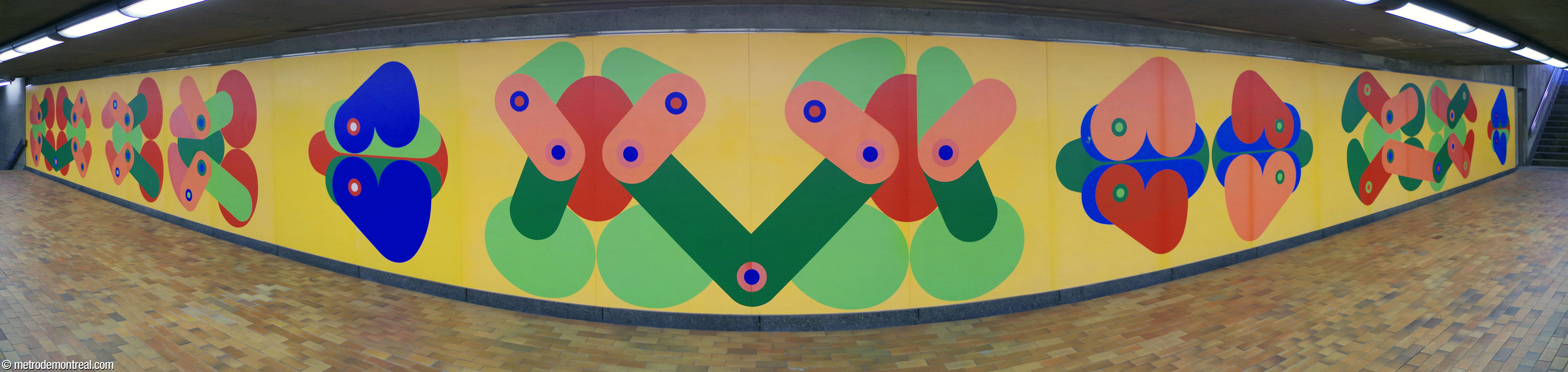 Le plus long des deux éléments principaux de l'ensemble mural Un parcours sur l'olympisme, œuvre de Guy Montpetit. Il se situe sur le côté nord du corridor entre l'édicule et les escaliers mécaniques vers la mezzanine.