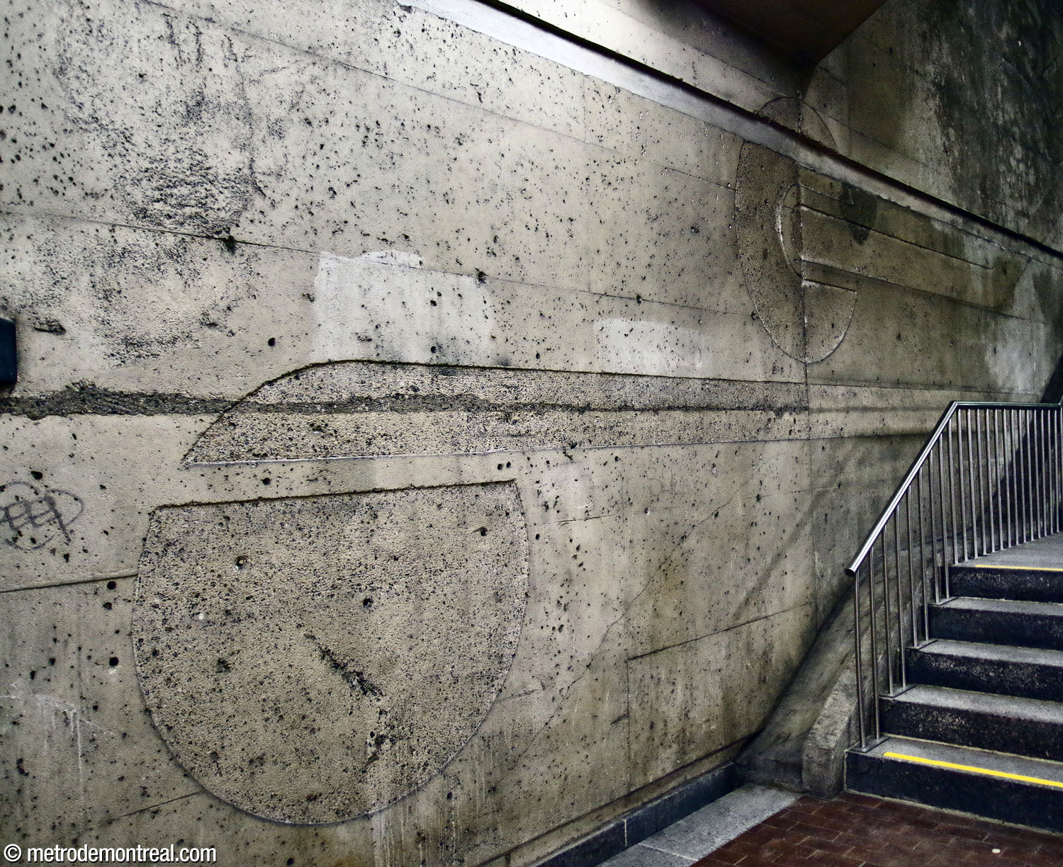 L'un des bas-reliefs muraux, au pied d'un escalier entre l’un des quais et la mezzanine.
