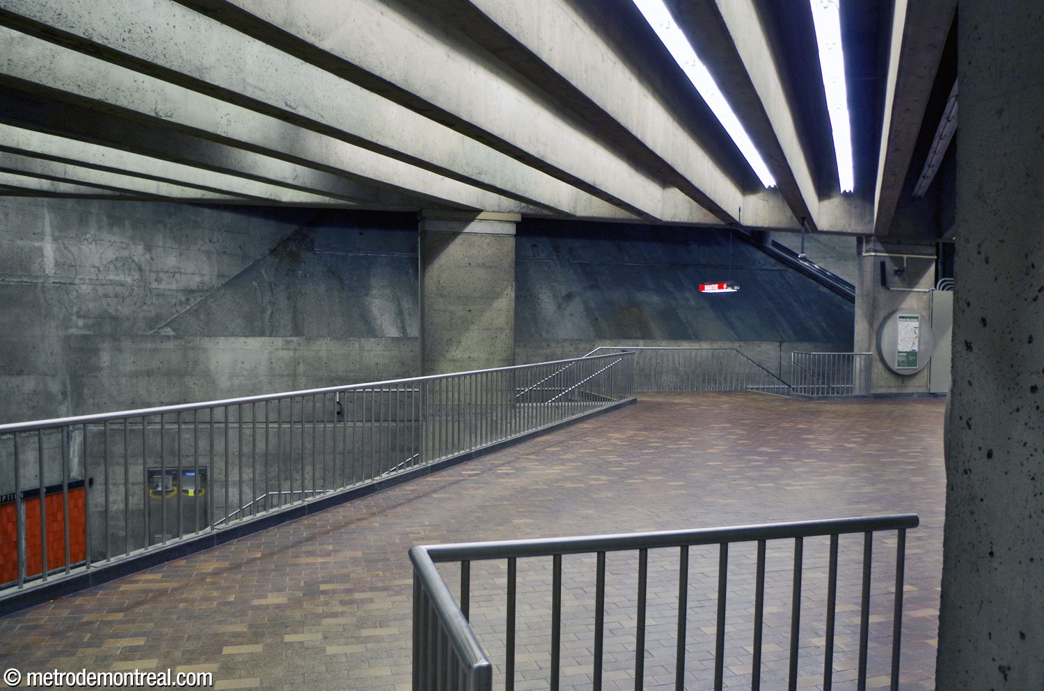 Le fond du vaste espace triangulaire surplombe la mezzanine et le quai Honoré-Beaugrand.