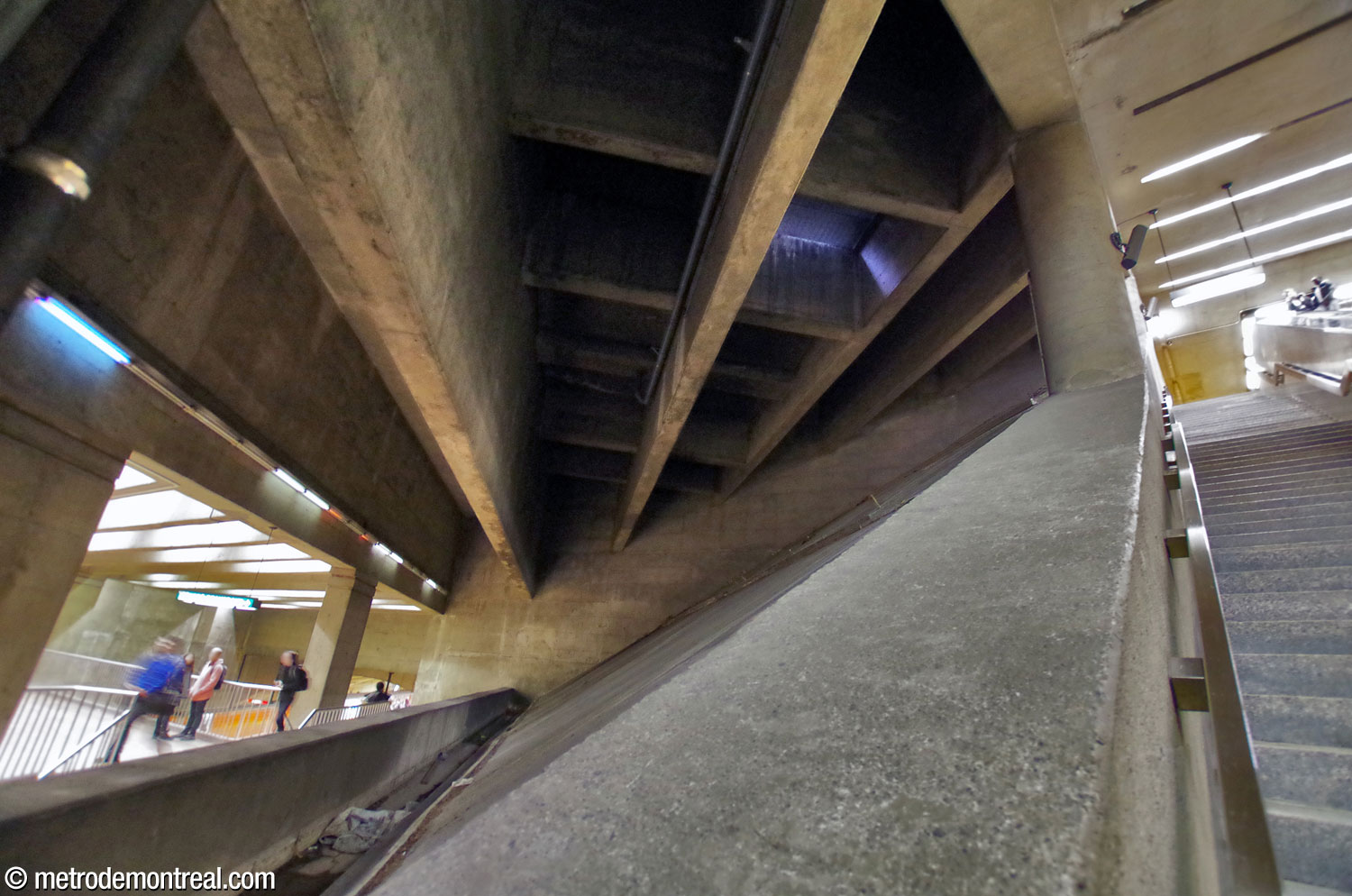 L'intérieur du vaste espace triangulaire. Un puits d'aération laisse entrer un peu de lumière.