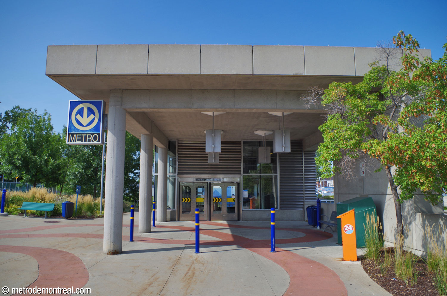 Le niveau supérieur de l'édicule se dresse à côté de l'entrée du quai de la gare, au niveau du débarcadère, du stationnement incitatif et de la terrasse. Le toit se projette sur une distance considérable, offrant un espace d'attente protégé des intempéries.