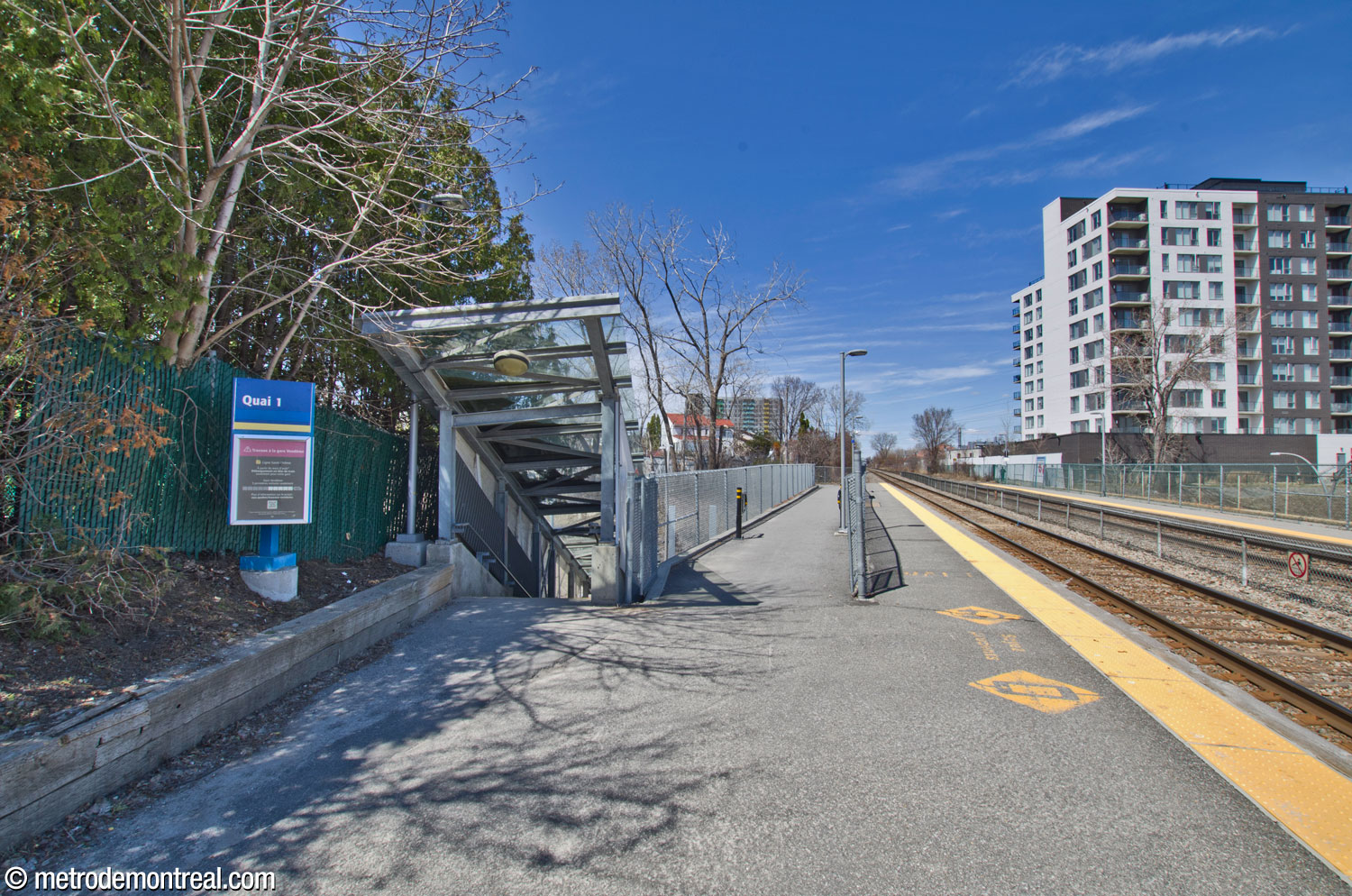 L’escalier couvert du côté du quai en direction de Montréal, qui rejoint le passage sous le viaduc qui relie ce quai à l’édicule du métro. Entre l’escalier et le quai, une piste cyclable et piétonnière relie la gare au quartier situé au nord-ouest, de l’autre côté du boulevard de la Concorde, permettant de le désenclaver.