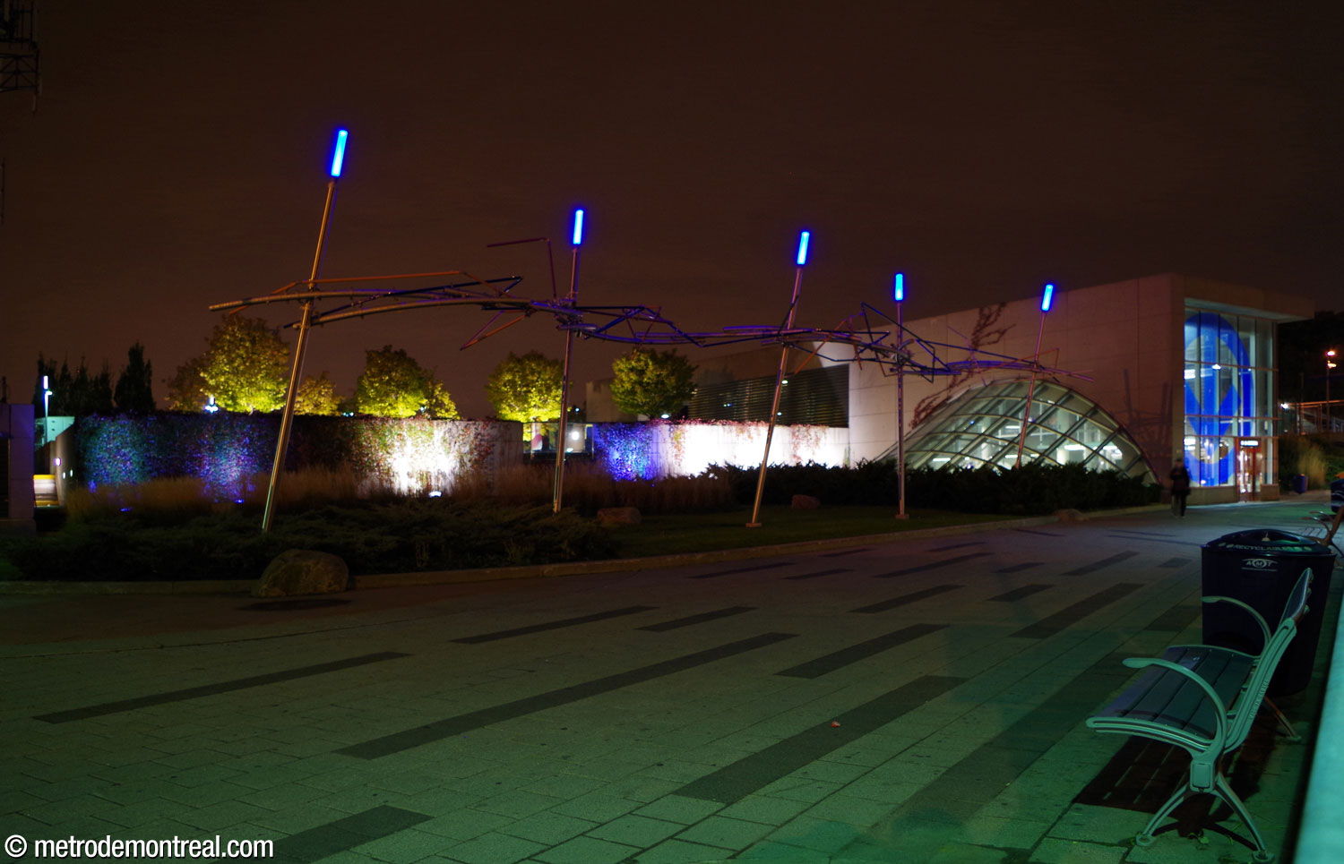 Vue de l'illumination nocturne de la sculpture Nos allers-retours d'Yves Gendreau.