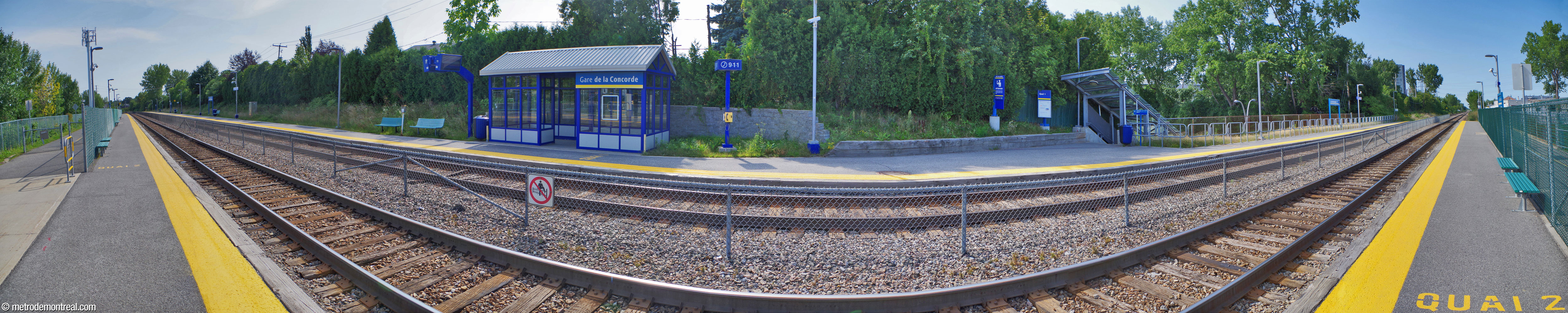Panorama de la gare de train de banlieue, à partir du quai en direction de Saint-Jérôme (quai est). L'édicule est derrière le photographe; à centre droit, l'escalier depuis le passage sous le viaduc vers le quai en direction de Montréal (quai ouest).