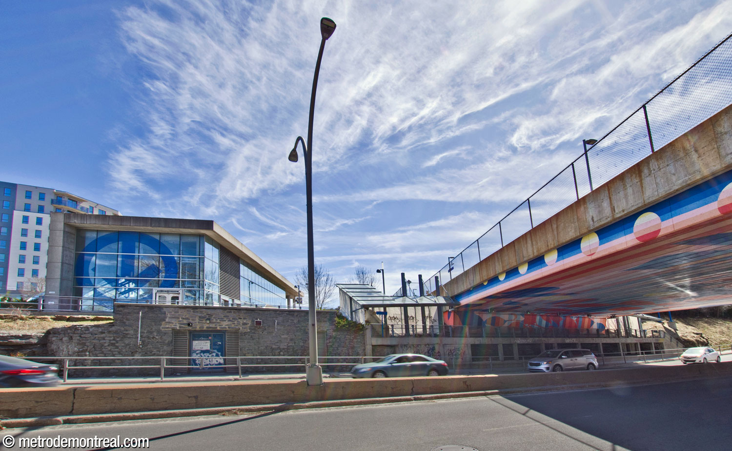Le passage entre l'édicule et le quai ouest de la gare passe sous le viaduc qui accueille cette dernière.