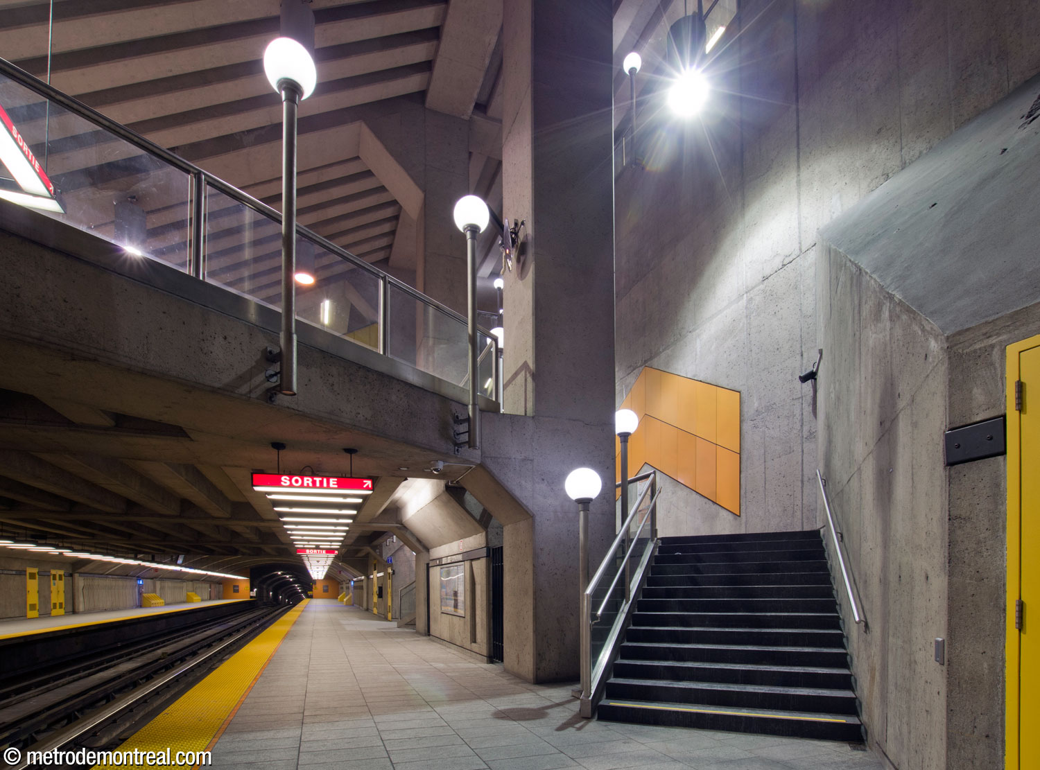 The Côte-Vertu platform and the stairs connecting it to the mezzanine.