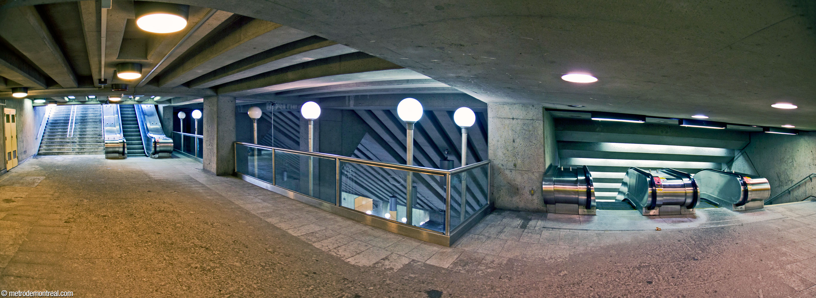 The walkway between the headhouse (left) and the escalators down to the mezzanine (right) overlooks the station's main volume.