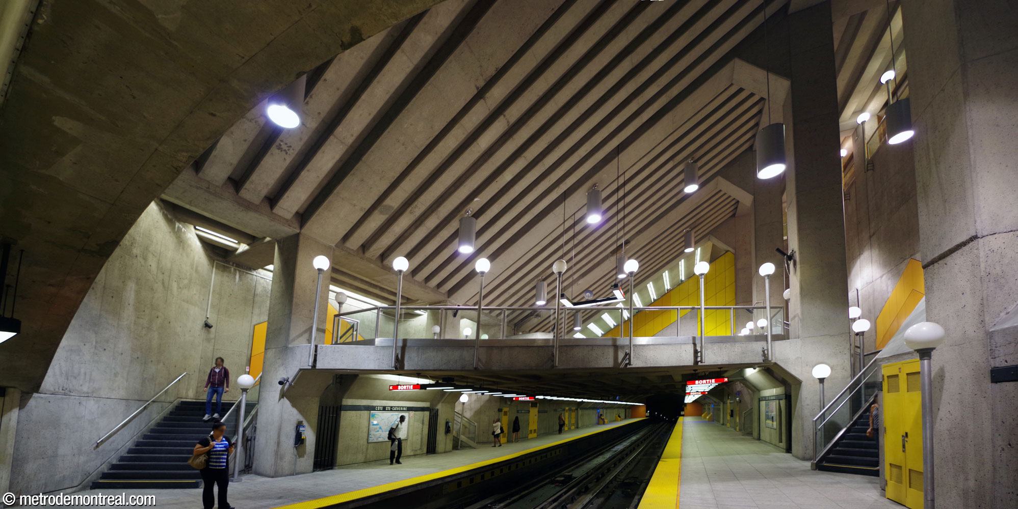 Overview of the main volume above the platforms. The mezzanine level, floating in the main volume, is borne by the columns that also support the roof.