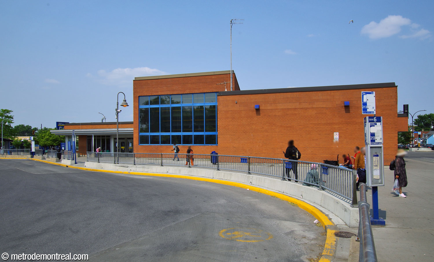 Rear (west) façade of the Côte-Vertu Nord headhouse, facing the bus terminus. The large window at the centre of the building illuminates the main volume and its stairwell. The new wing of the headhouse, exiting onto the bus terminal, is on the left of the building.