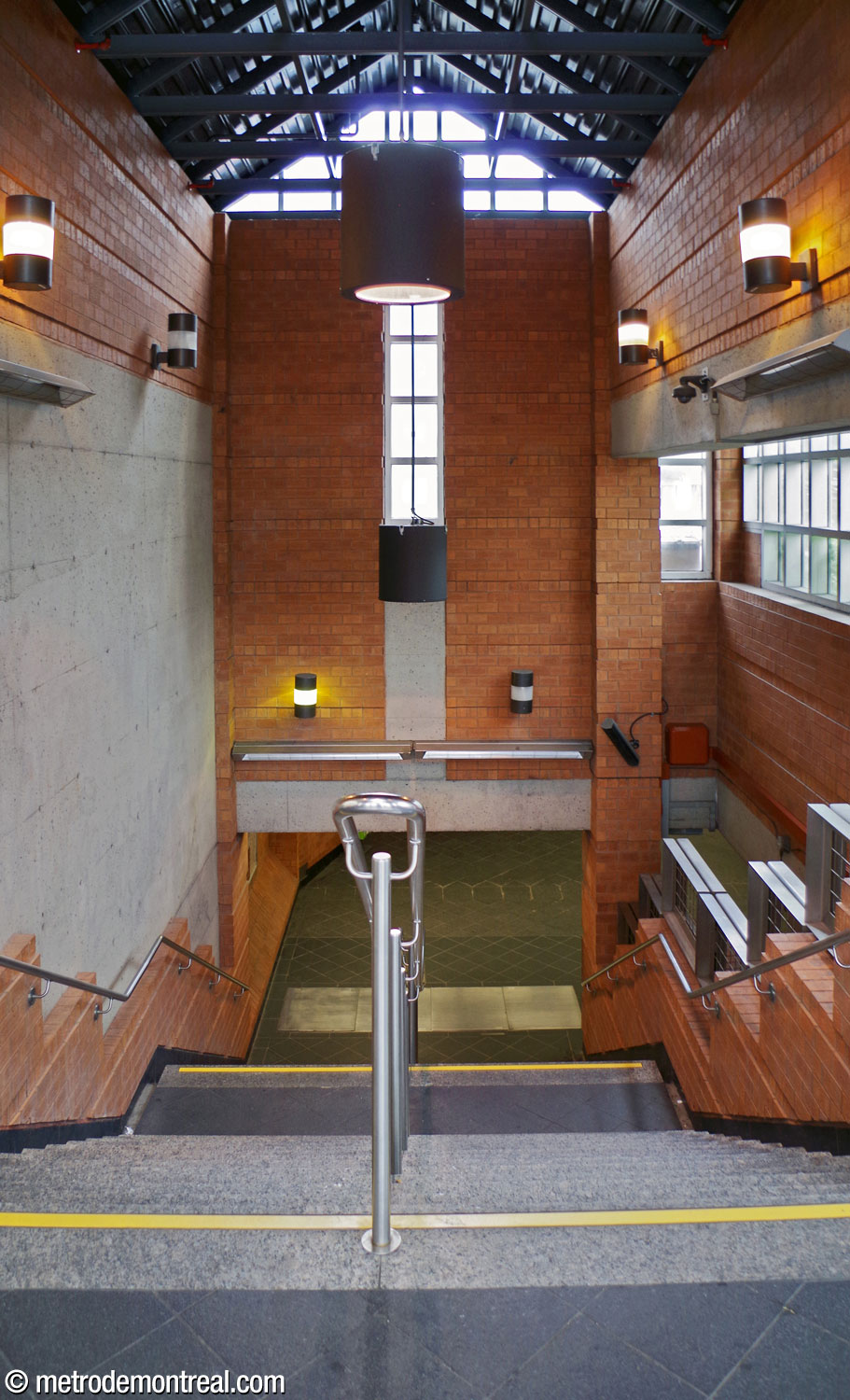 Interior view of the Côte-Vertu Sud headhouse, showing its exposed roof trusses.