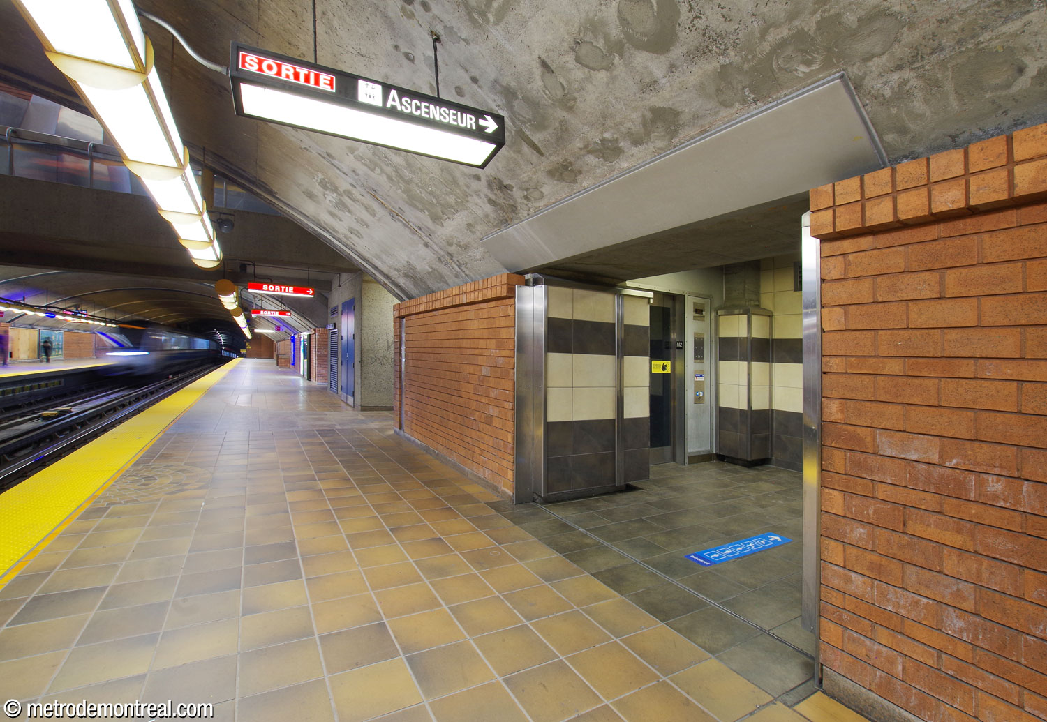 The elevator niche on the arrival platform.