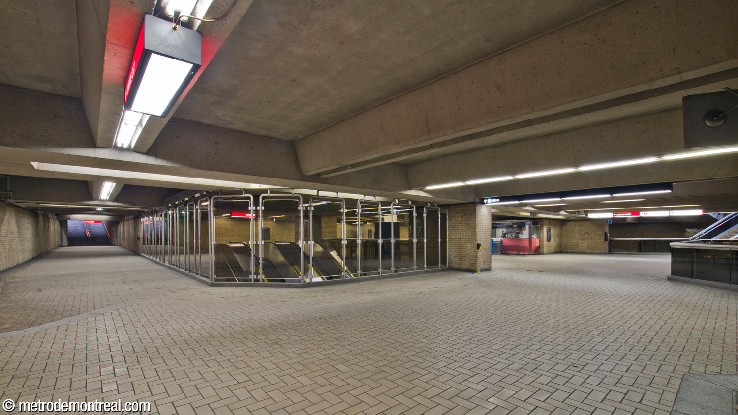 Panorama of the mezzanine level. At left is the hallway leading past the fare-paid zone to the Saint-Laurent Est exit. The stairs to the Saint-Laurent Ouest exit are at far right. The ticket booth is at centre-right.