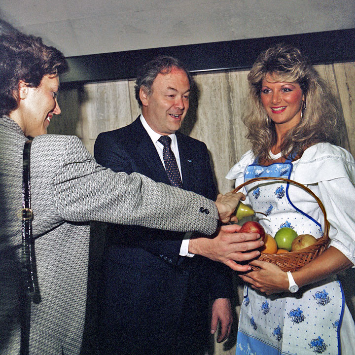 The station's inauguration: STCUM CEO Louise Roy (left) and MUC chairman Michel Hamelin (centre), with an actress portraying one of the Jean-Talon Market merchants in Jean-Charles Charuest's reliefs.