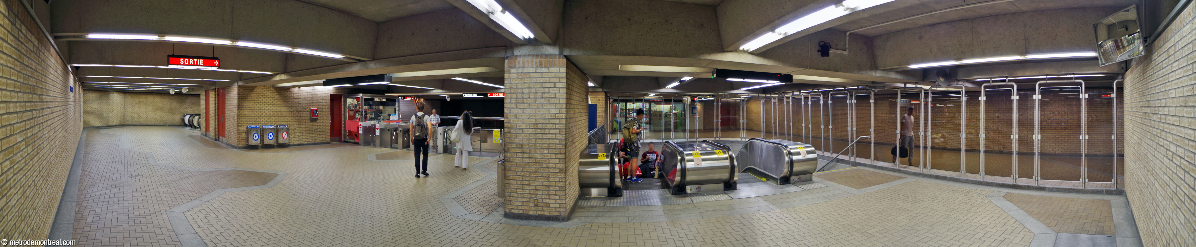 The wide, low-ceilinged ticket hall, seen from the rear where it broadens out to reach the landings leading to the stairwells to the platforms. At right, transparent panels separate the fare-paid zone from the corridor leading to the Saint-Laurent Est headhouse.