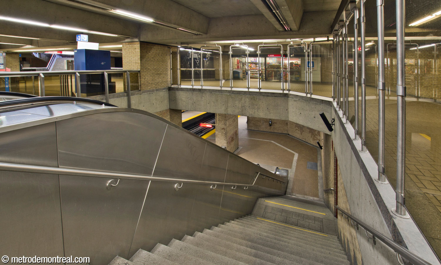 The stairwell leading from the ticket hall to the Snowdon platform, with the corridor to the Saint-Laurent Est headhouse wrapping around it.