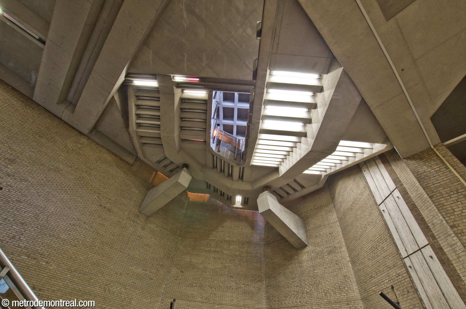 The monumental U-shaped staircase between the Saint-Laurent Ouest headhouse and the ticket hall, seen from the Saint-Michel platform below.