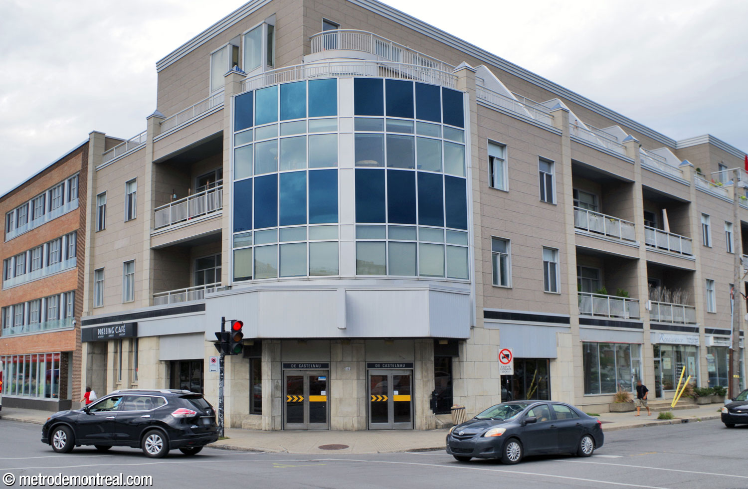 Exterior of the Saint-Laurent Est access, integrated into the ground floor of a building.