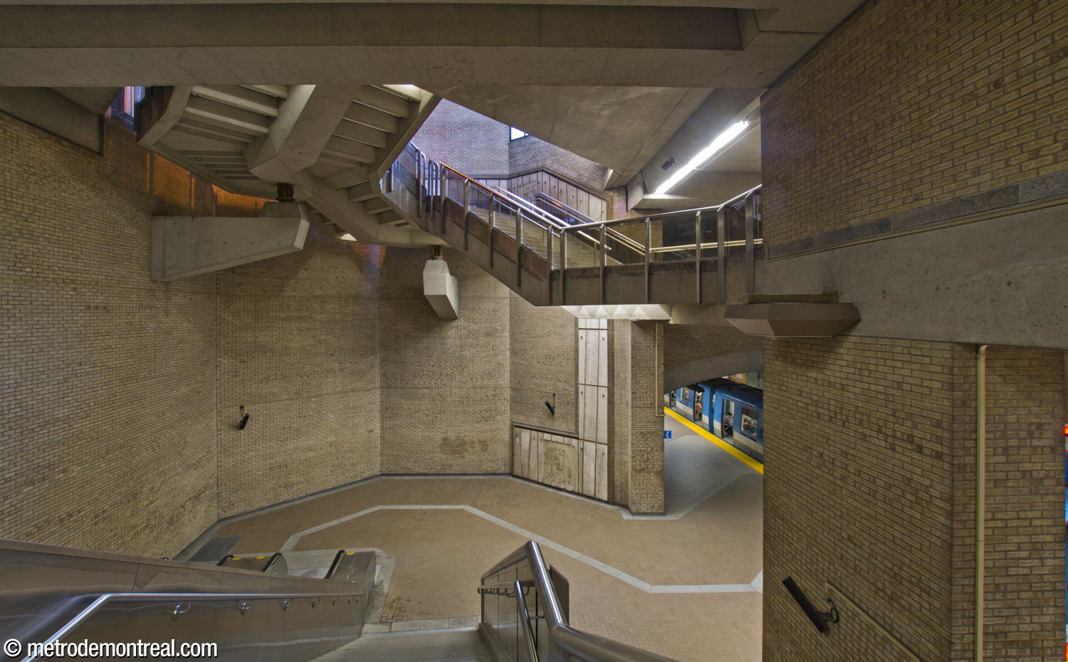 The impressive volume over the landing of the stairs to the Saint-Michel platform unites the platform, mezzanine, and street levels. The monumental staircase between the ticket hall and headhouse floats overhead. The travertine dado that follows the line of the staircase down from street level seems to spill down the wall to the platform level floor.