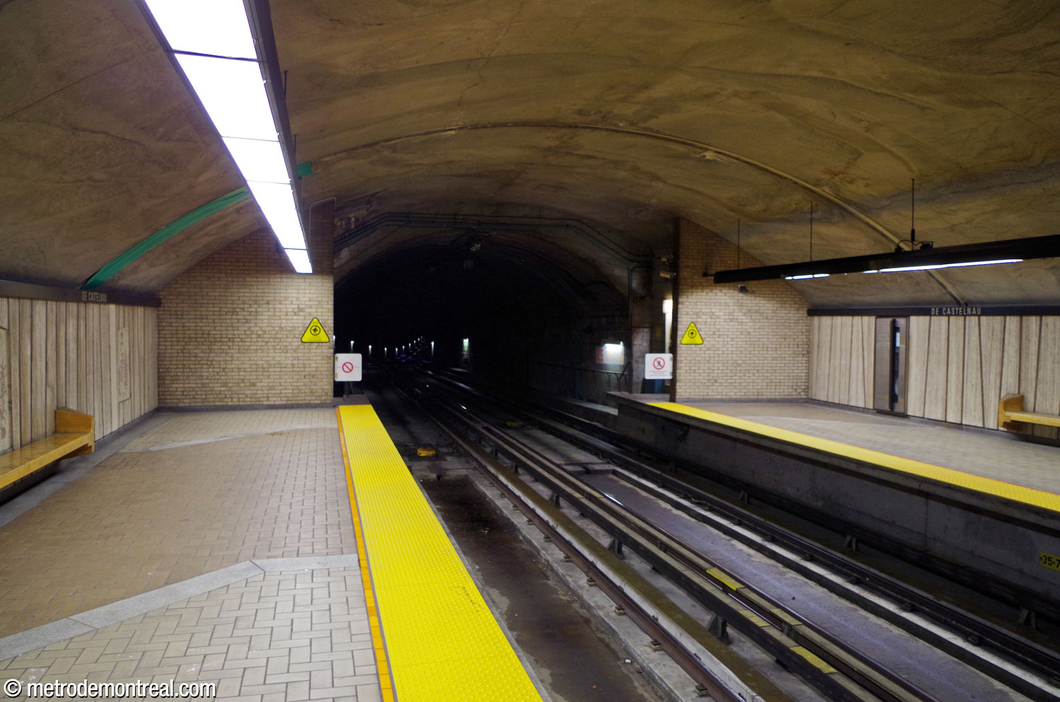 The screen walls at the western end of the trainroom.
