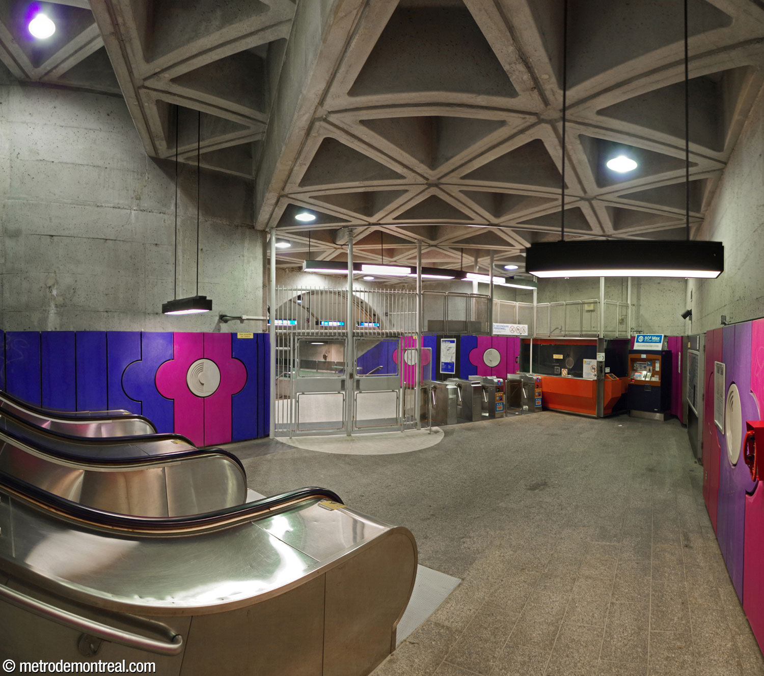 The ticket hall in the western access. The white barriers were added in the 1990s when the ticket hall became unstaffed.