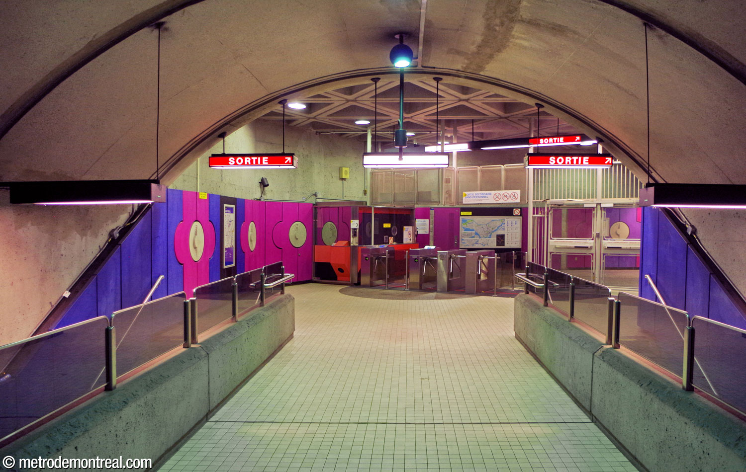 View toward the western ticket hall from within the transept that connects it to the trainroom.