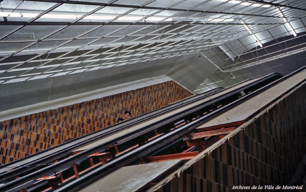Une cage d'escalier en chantier.