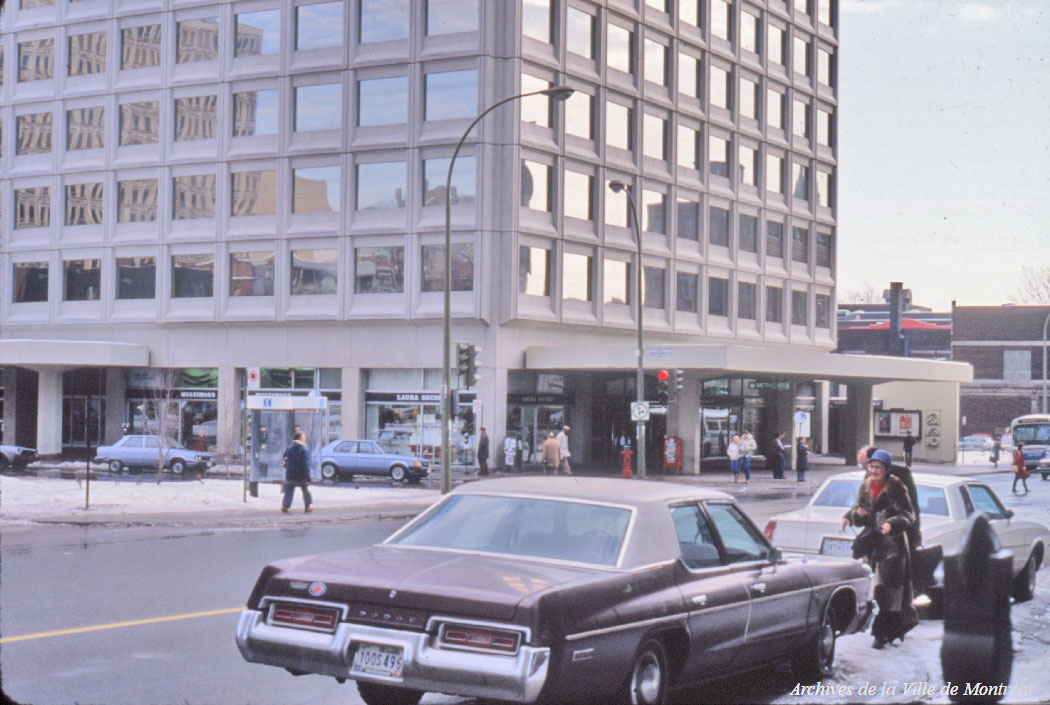 La sortie Guy intégrée au rez-de-chaussée de la tour de bureaux à l’angle de Guy et De Maisonneuve, le premier édifice construit au-dessus d’une sortie de métro; photo vers 1983.