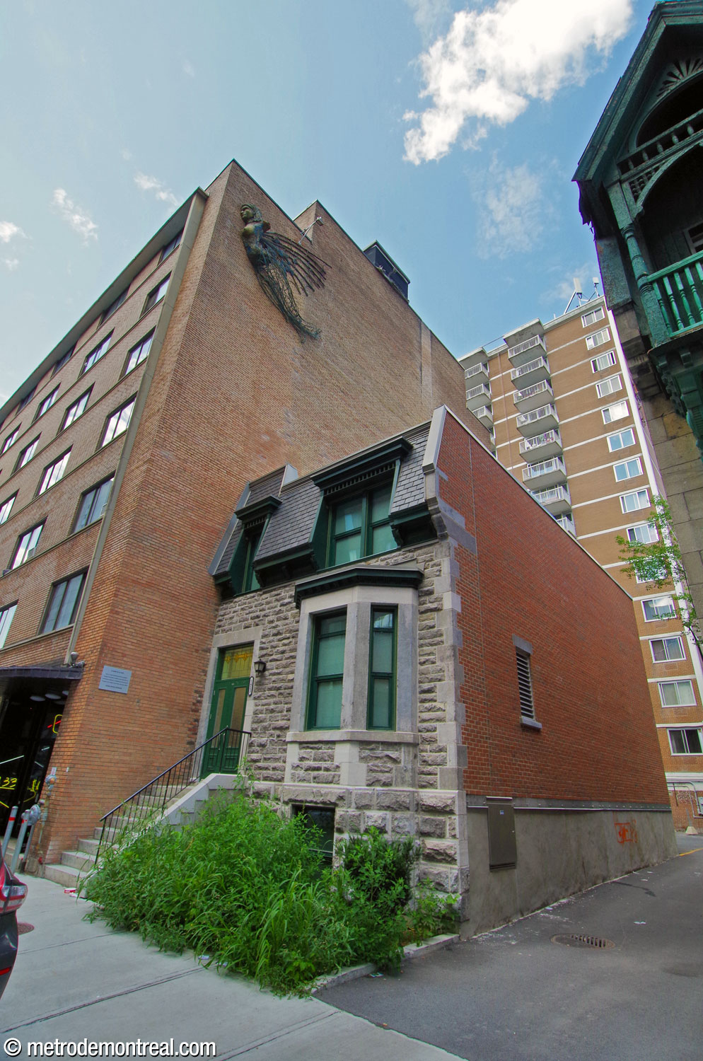 Le poste de ventilation mécanique Towers, dissimulé par la façade restaurée d’une maison historique.