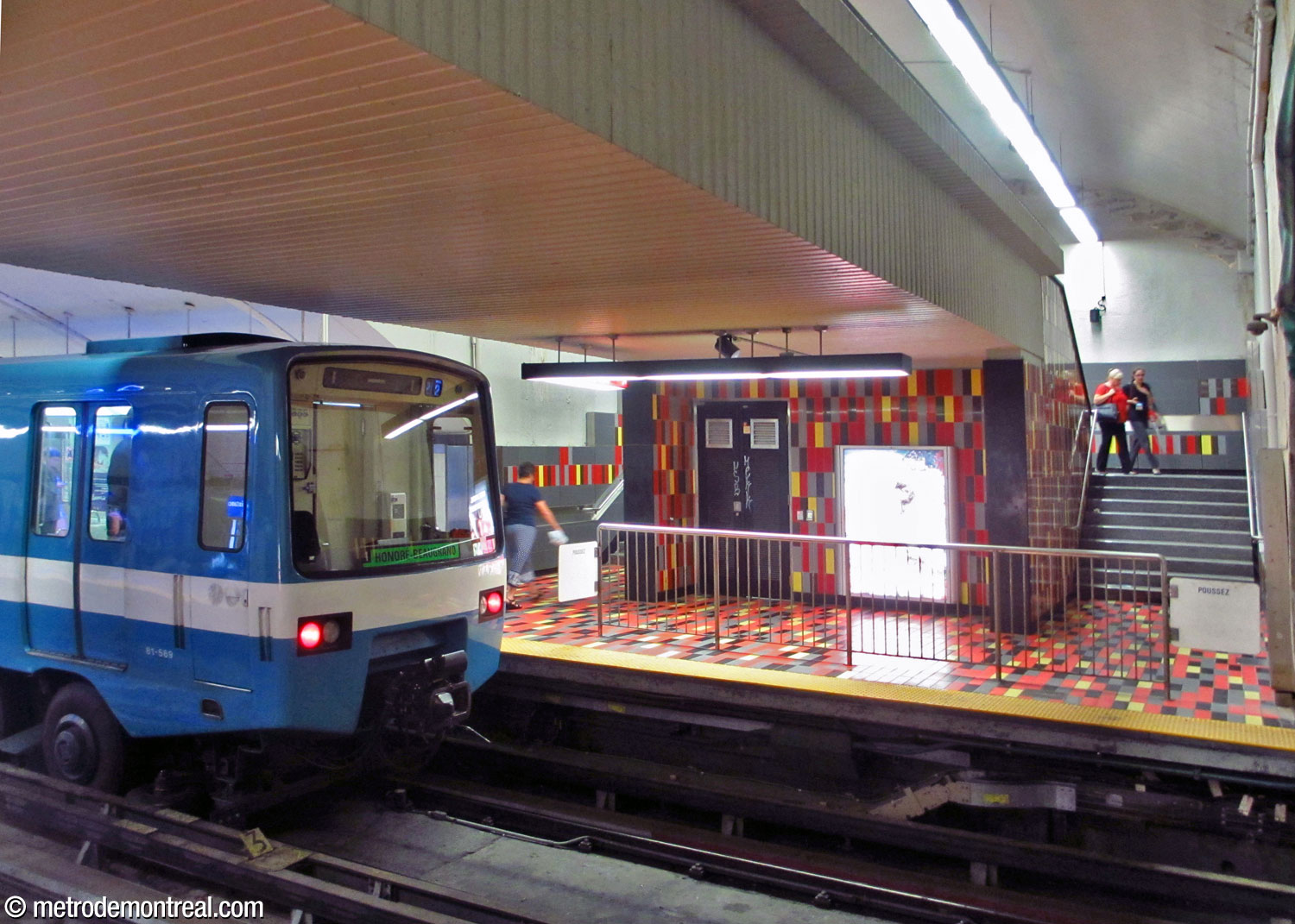 L'extrémité de la passerelle dans le transept est, montrant les deux escaliers et le décalage entre le tympan et la queue du train.