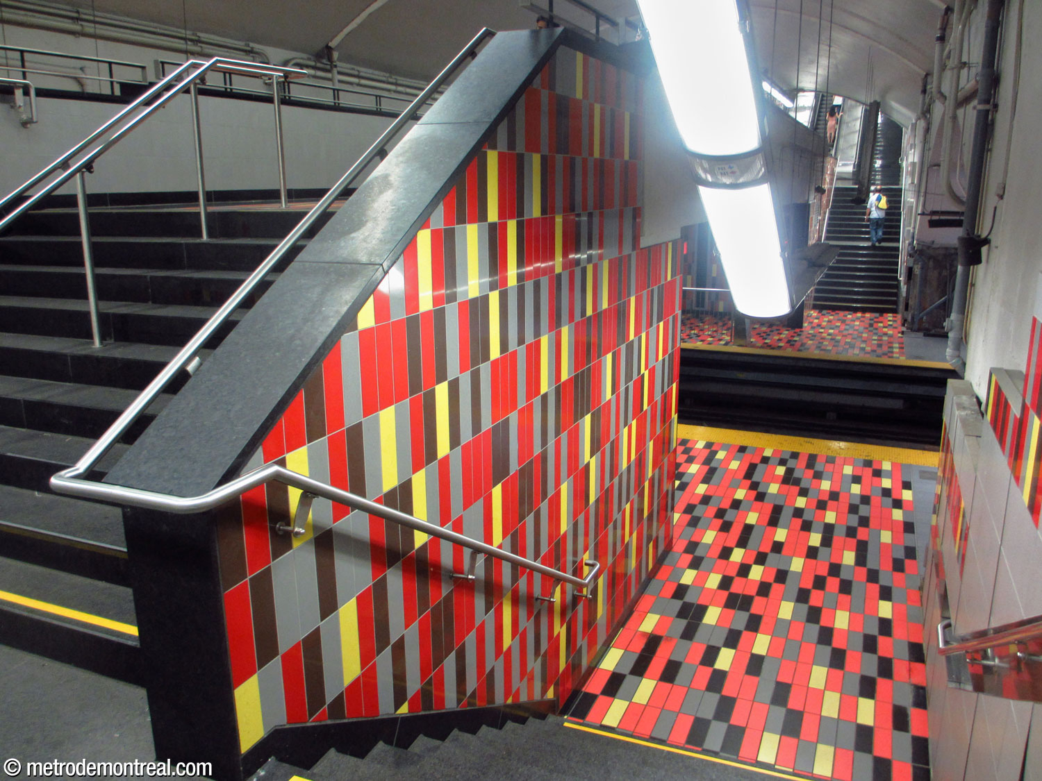 Le palier de l'un des escaliers entre la passerelle ouest et le quai Honoré-Beaugrand.